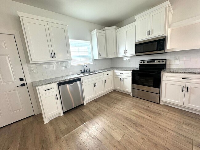 Building Photo - Stunning 2 bedroom 1 bathroom home In Kendall-Whittier district of Tulsa!