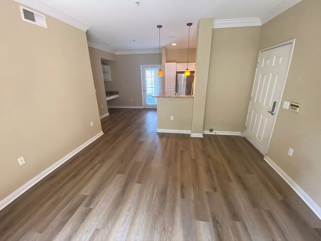 Building Photo - r0299