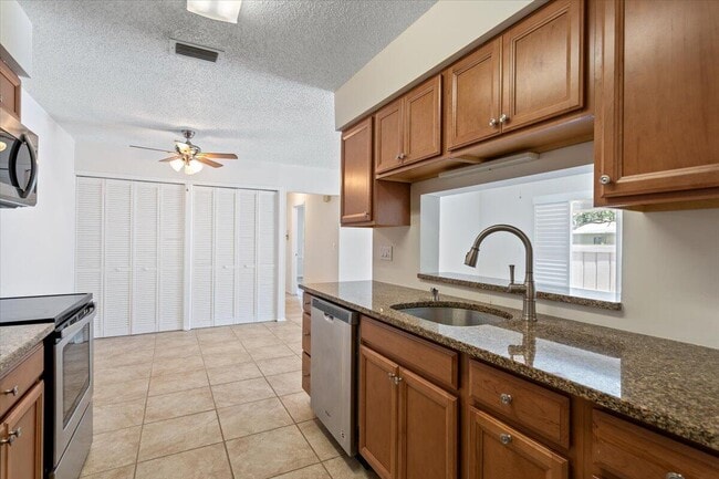Building Photo - 3902 NW Cinnamon Tree Cir