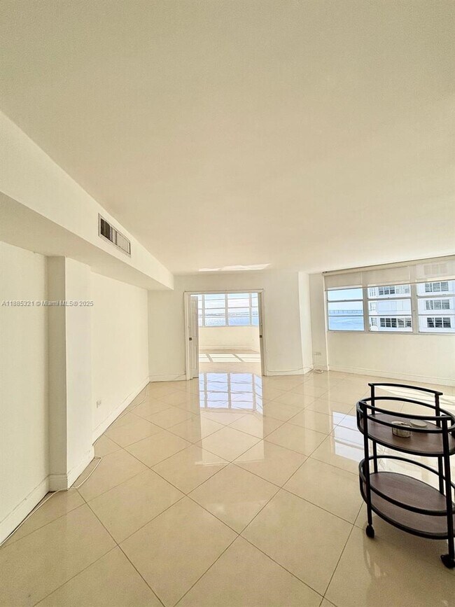 Building Photo - 801 Brickell Bay Dr