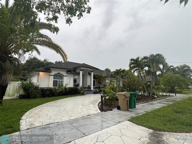 Building Photo - 7400 SW 37 Ct