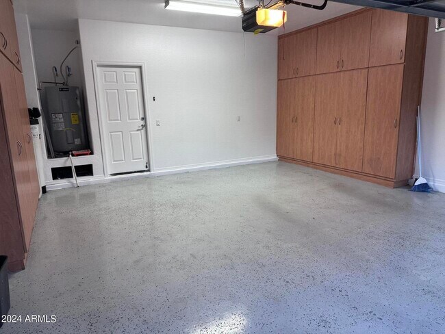 Building Photo - 2110 W Kathleen Rd