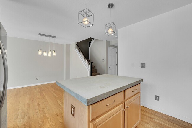 Building Photo - $3,125 - 3Bed/ 3.5 Bath Townhome with Finished Basement and Fireplace in Broomfield!