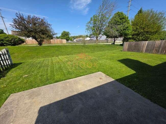 Building Photo - 3BR/2BA in East Side Lexington Farms!
