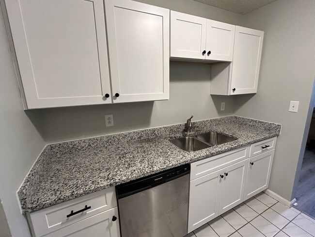 Building Photo - 2014 Hobbs Rd SE