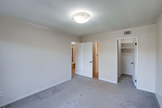 Building Photo - Beautiful 2 Story Townhouse with Prime Location!!