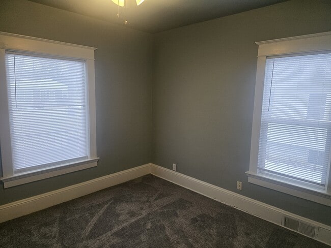 Building Photo - 319 S Maple Ave