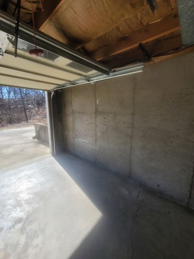 Building Photo - AVAILABLE NOW! Beautiful 3 Bedroom Home in...