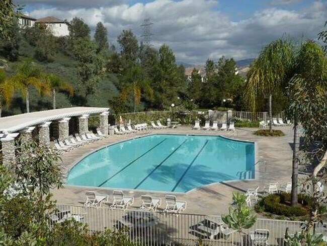Building Photo - 3-Bedroom Townhome with Community Pool & S...