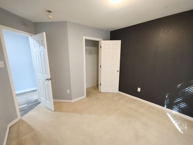 Building Photo - Beautiful home in nice neighborhood