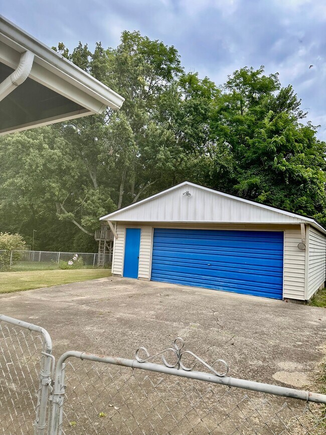 Building Photo - 2498 Garrison Dr