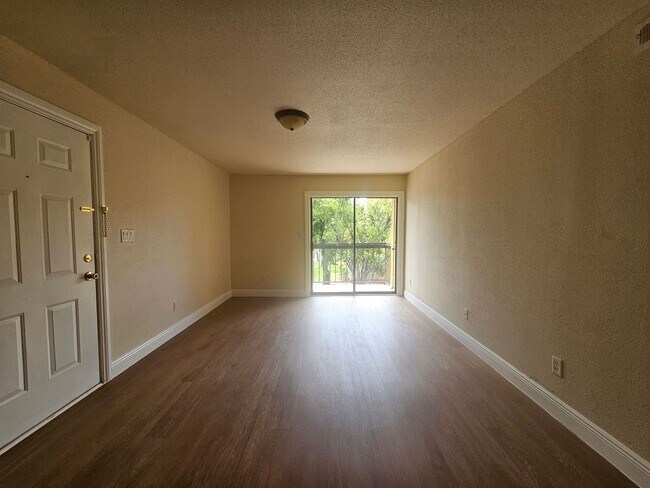 Building Photo - 2/2 Condo in Village Creek all REDONE!!