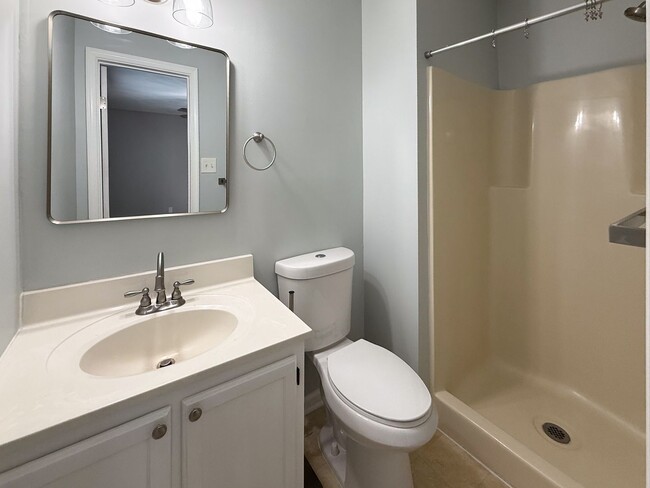 Building Photo - Double En-Suite Townhome