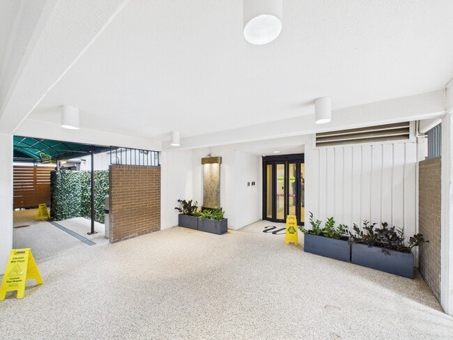 Building Photo - 5001 Woodway Dr