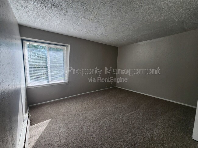 Building Photo - 492 S Dover Ave