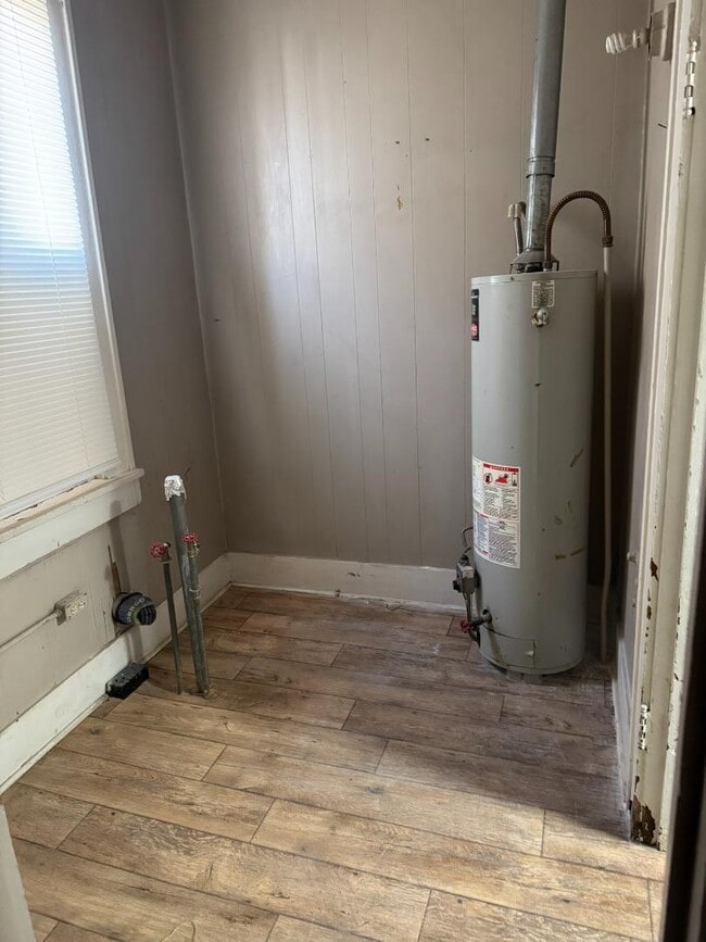 Building Photo - 207 1/2 College Ave - 207 Unit A