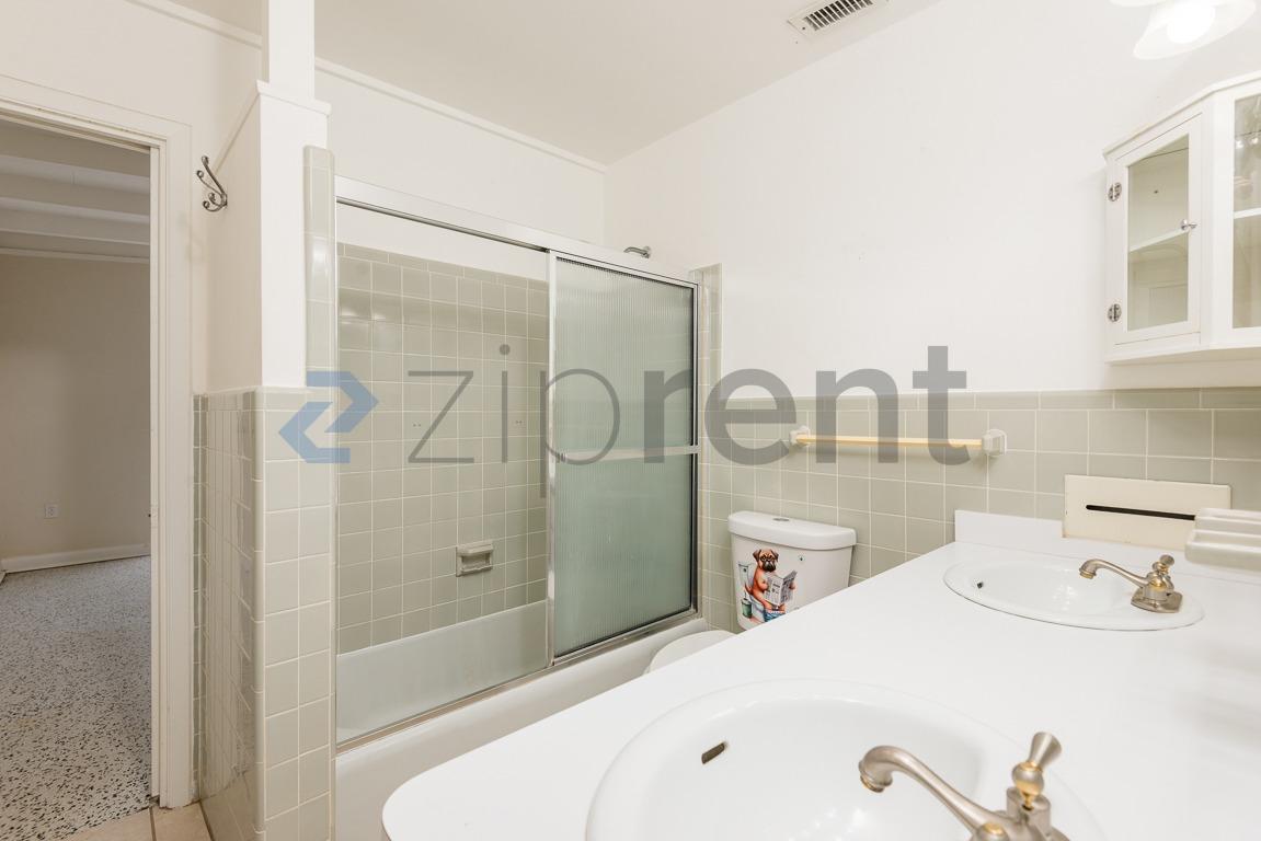 Building Photo - Unit