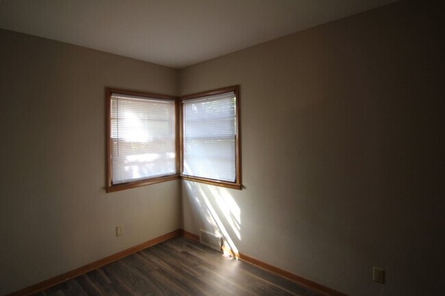 Building Photo - Cute 1 bed 1 bath @633 Walnut St in Iowa C...