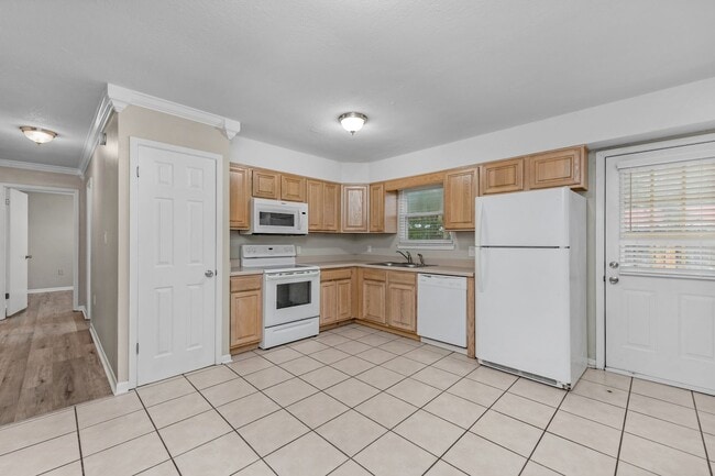 Building Photo - Charming 3 Bedroom Home in Pine Meadows – Prime Fort Walton Beach Location