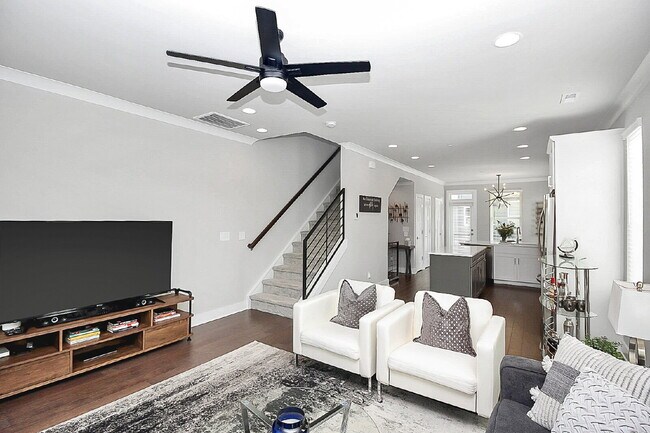 Building Photo - End Unit in SOUTH END
