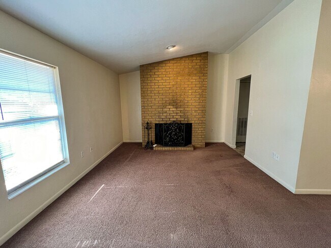 Building Photo - 3BR/2BA House in NW Gainesville  Available Mid-March