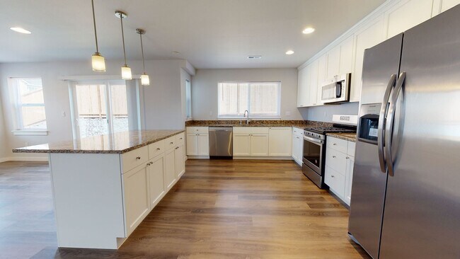 Building Photo - Large & Luxurious 3 Bedroom Available Near...