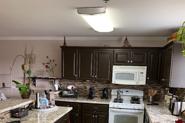 Full Kitchen - 4315 W 145th St