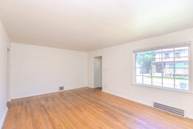 Building Photo - 810 Sylvan Ave