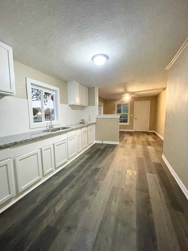 Building Photo - Your dream home awaits!