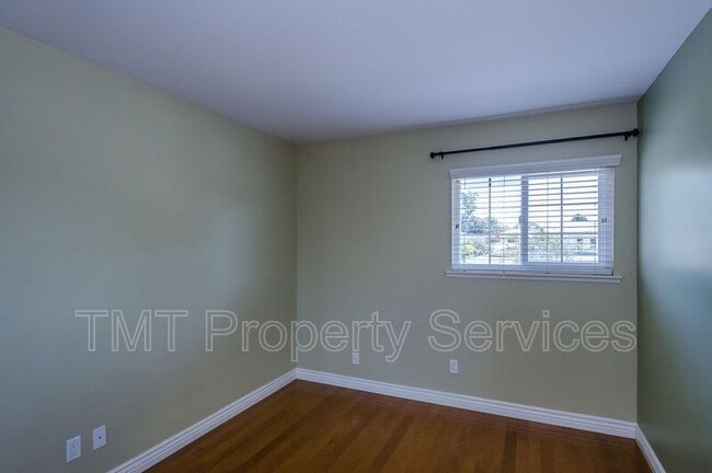 Building Photo - 485 Meadowbrook Dr