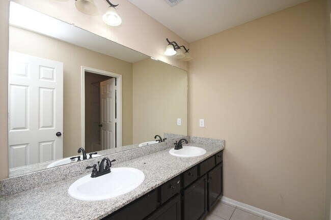 Building Photo - 606 Whitney Oaks Ln