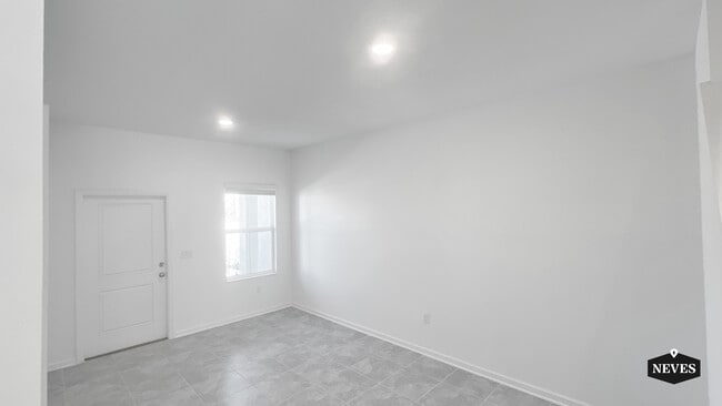 Building Photo - 2562 Skyline Lp