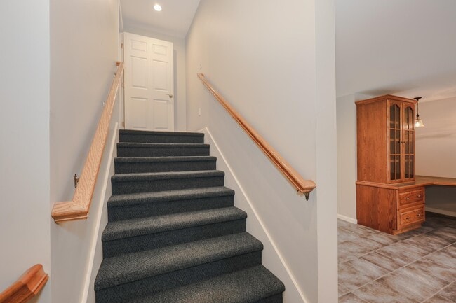 Building Photo - 55 Holbrook Hill Rd