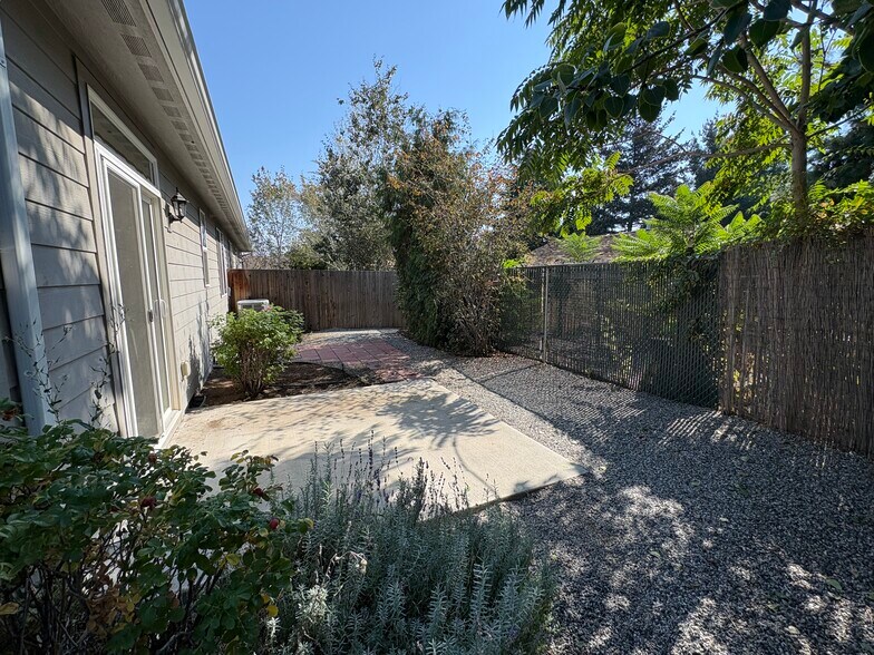 Building Photo - 1419 Springwater Ave