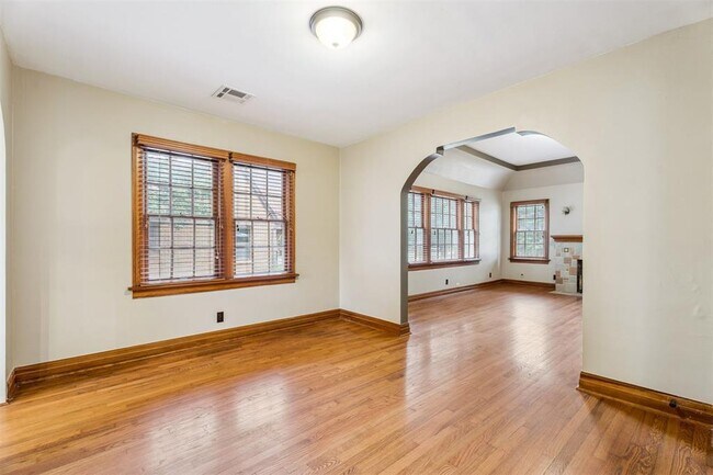 Building Photo - 308 E 5th St