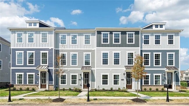 Building Photo - Luxury End-Unit Townhome with 4 Bedrooms &...