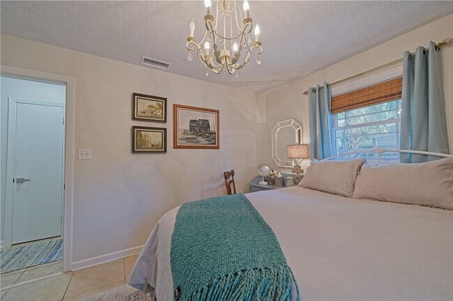 Building Photo - Annual unfurnished 2 bed /1 bath house ava...