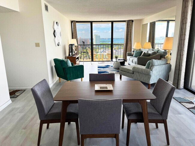 Dining area looking into living toom - 400 Island Way