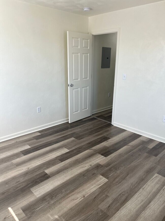 Building Photo - 4 Bedroom 2 Bathroom 1st Floor