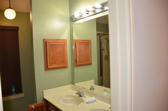 Building Photo - 1115 Faircrest Dr