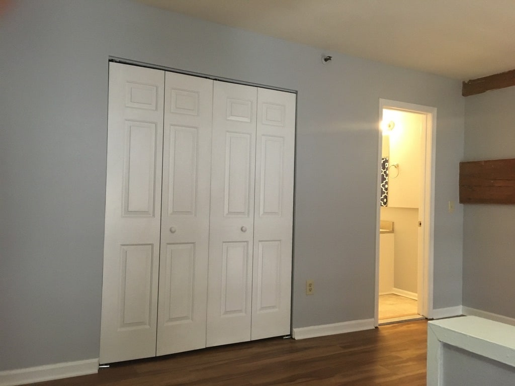 Bedroom closet and bathroom - 25 Grand St