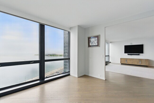 Building Photo - 910 N Lake Shore Dr