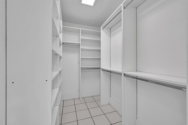 Building Photo - 2427 Sea Island Dr