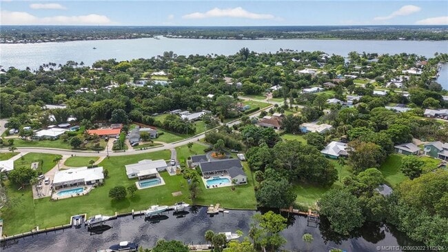 Building Photo - 724 NW Spruce Ridge Dr