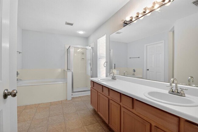 Building Photo - 1208 Heritage Hill Cove