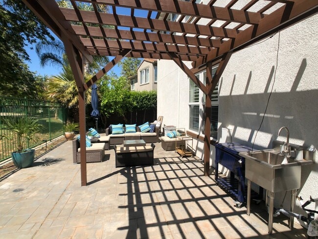 Building Photo - Stunning Eagle Ridge Home