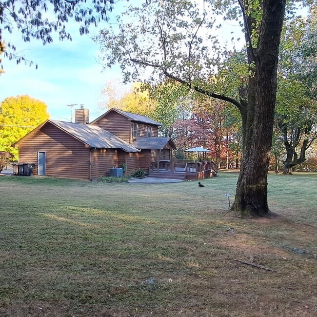 Building Photo - Knoxville 37914 - 3 bedroom, 2 bath home -...