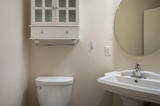 Building Photo - San Antonio Condos Gem!