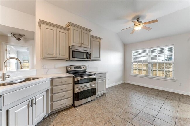 Building Photo - 102 Skinner St