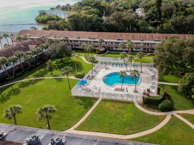 Building Photo - 650 Pinellas Point Dr S